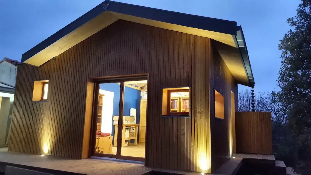 Éclairage extérieur d'un chalet par GMaudet Elec, électricien Pays de Retz