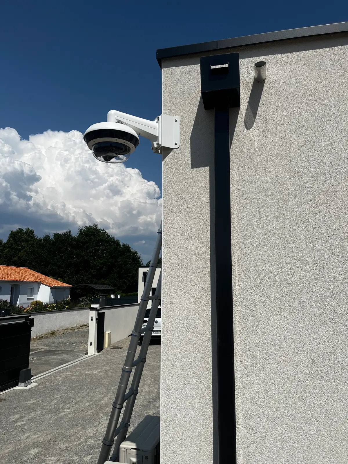 Caméra de vidéosurveillance dôme installée sous débord de toit par GMaudet Elec